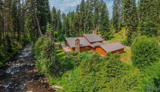 Beautiful 5 Bedroom 4 Bath Home with Hot Tub
