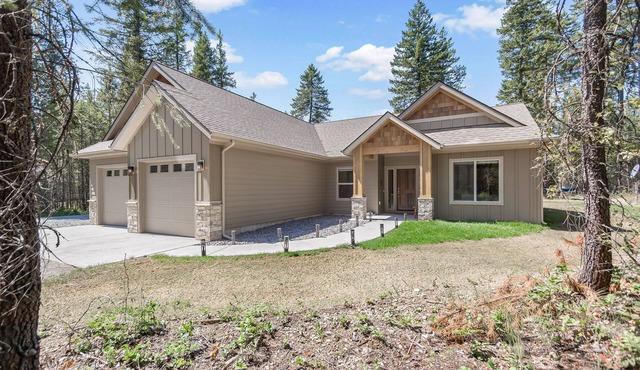 Beautiful dog-friendly home close to river w/central AC, deck, W/D, RV parking