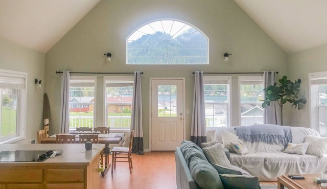 Beautiful, family-friendly lake view property with gas grill-Pet friendly