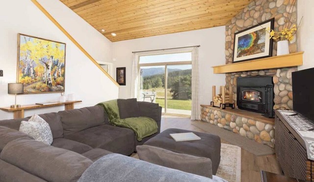 Beautiful furnished 3 bedroom with dates open fo summer 2026! Walking distance to town center!