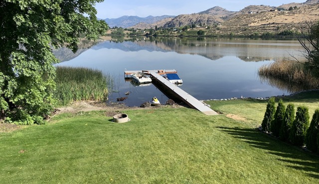 Beautiful home on the lake! Enjoy Roses Lake in Manson, minutes from Lk Chelan!