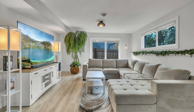 Beautiful Home w/Hot Tub+Movie Room+Office