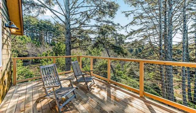 Beautiful Home with Ocean and Yaquina Lighthouse Views - Walk to the Beach