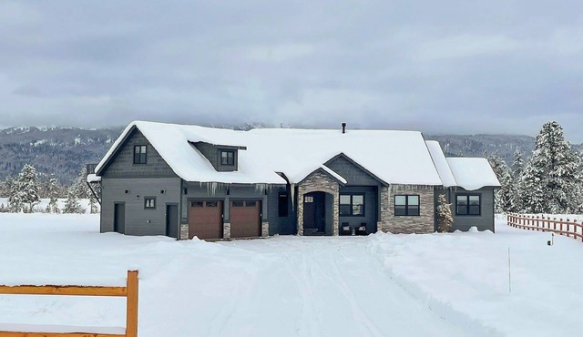 Beautiful house w/2 gas fireplaces, private hot tub, grill & mountain views