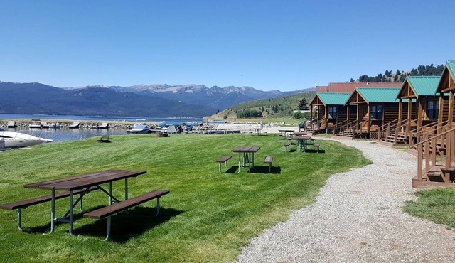Beautiful Lakefront Cabin with Stunning Sights in Montana