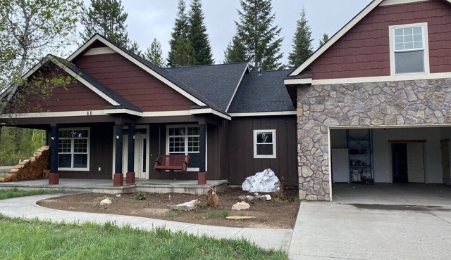 Beautiful Large Cabin Home 5 minutes from lake, beach. 10 minutes to Tamarak ski