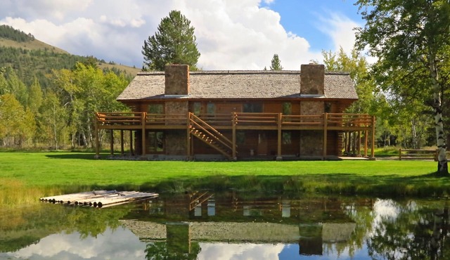 Beautiful log cabin on 4 acres of private wilderness with stunning mountain view
