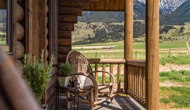 Beautiful Log Cabin in the Heart of Paradise Valley, Montana