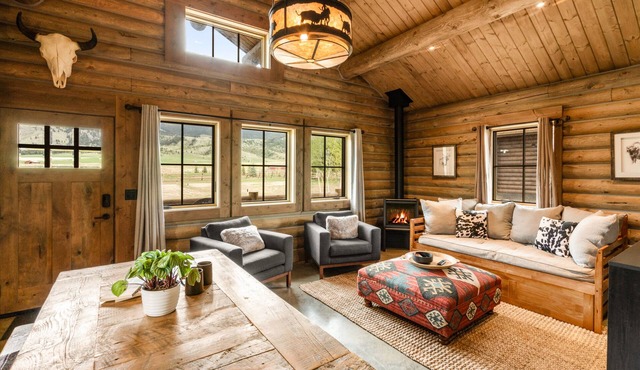 Beautiful Log Cabin Near Yellowstone Park