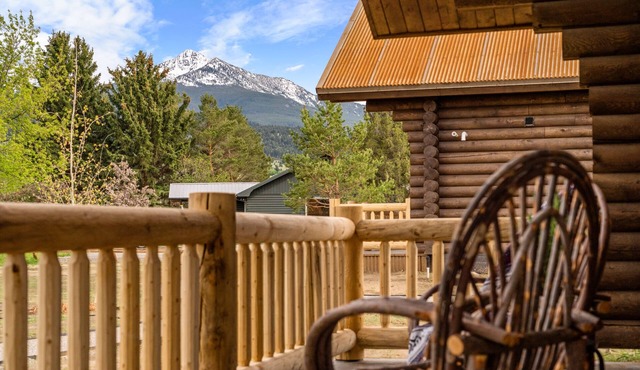 Beautiful Log Cabin Near Fishing Access To Yellowstone