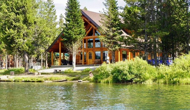 Beautiful log home on river with Mountain View, 25 miles from Yellowstone
