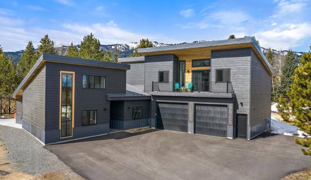 Beautiful Modern Escape Next to Lake Inlet