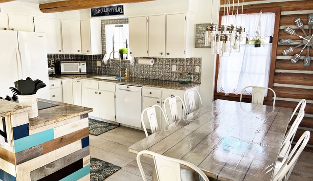 Beautiful newly renovated cabin directly across from Bear Lake.