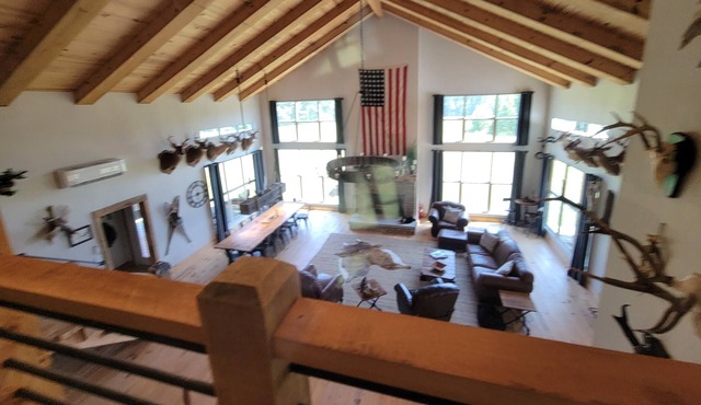 Beautiful Rustic Industrial lodge. Approx 30 minutes from historic Natchez, ms!