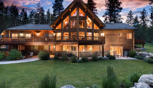 Beautiful Secluded Log Home 5 minutes from town.