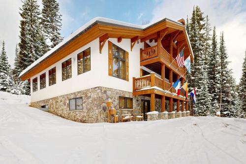 Beautiful ski chalet with gourmet kitchen theater room & private hot tub