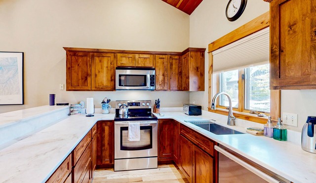 Beautiful townhome close to lifts with WiFi, streaming, and patio