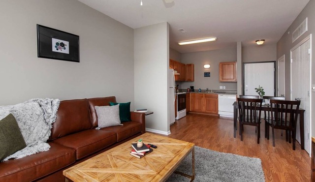 Beautiful University Flat in Multifamily Building