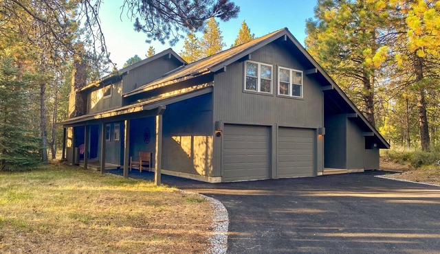 Beautifully Remodeled, Steps to Fort Rock Park, A/C, SHARC Passes, Hot Tub.