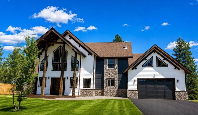 Big Family Cabin, 5BR + Hot Tub + Cozy Fireplaces