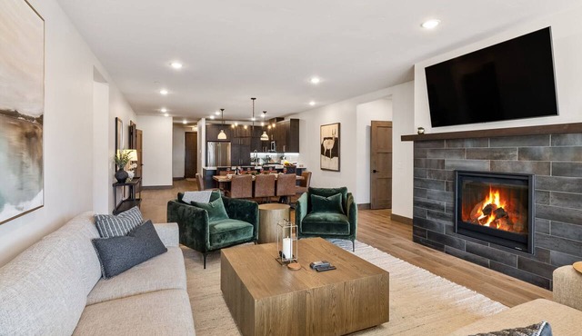 Big Sky Base Camp - Fireplace, Views & Hot Tub