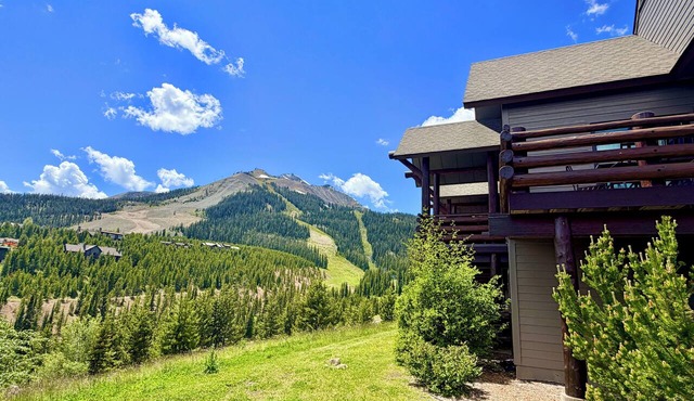 Big Sky Retreat -4BR Breathtaking Mtn Views, Hot Tub, 2 Decks Outdoor Seating