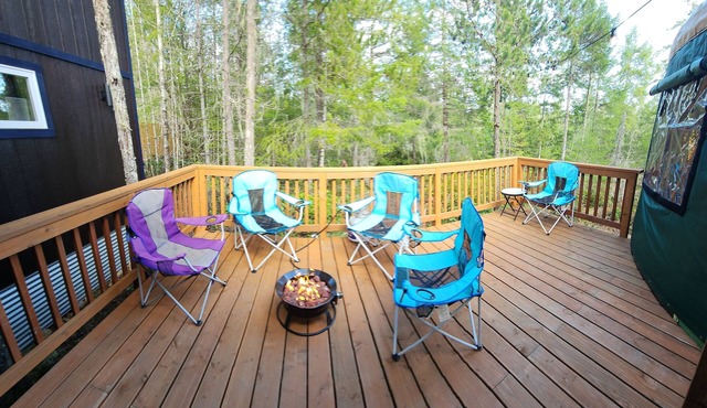 Bigfoot's Hideaway! 2 bdrm Cabin & Yurt, Best Location/Lk Cushman, WiFi, Hot tub