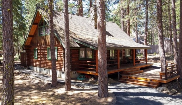Black Butte Ranch Family Getaway, Short Walk to South Meadow Pool- Sleeps 12