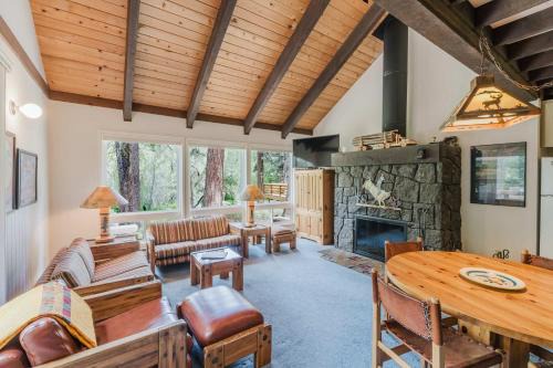 Black Butte Retreat w Resort Amenities Near Hiking and Bike Trails