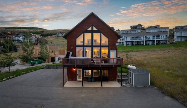 Blackberry Manor | Sleeps 26, AC, Hot Tub, Volleyball, Arcades, Lake Views!