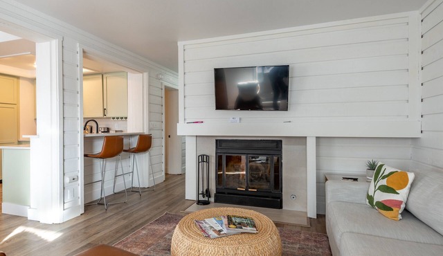 Bluff Condo 4033 - Beautiful Mountain Views! Remodeled 2-Bedroom Bluff Condo