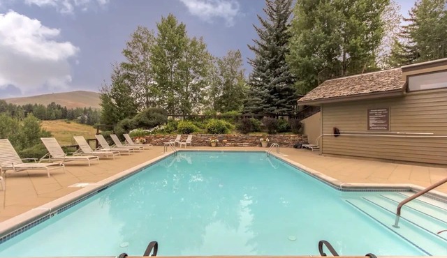 Bluff Condo + Free guest passes to Elkhorn Resort amenities included!