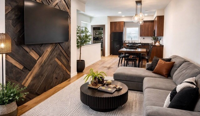Boise Basecamp is your launch point for adventure and relaxation. Nestled in the up-and-coming Garden City neighborhood near the Greenbelt, wineries, breweries, and local dining, this modern 3-story retreat features king beds and private bathrooms.