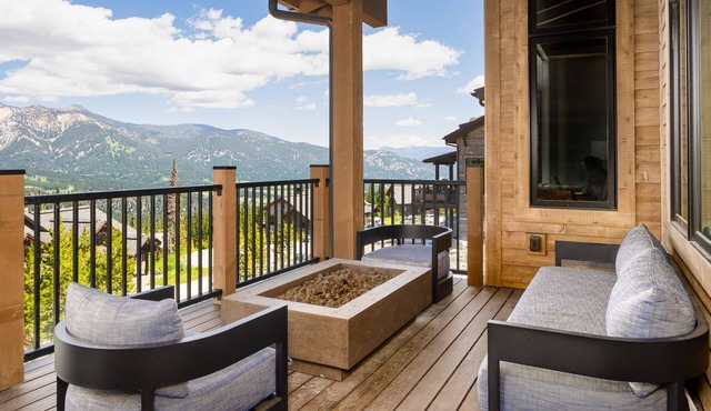 Book a Festive Getaway Today! Luxury Townhome in Spanish Peaks with Hot Tub!