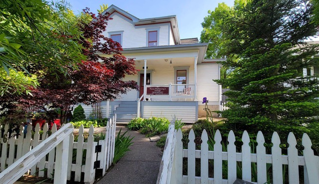 BookStayHop - Anne Hathaway's House ~ Just 4 blocks from OSF!~ Kitchen