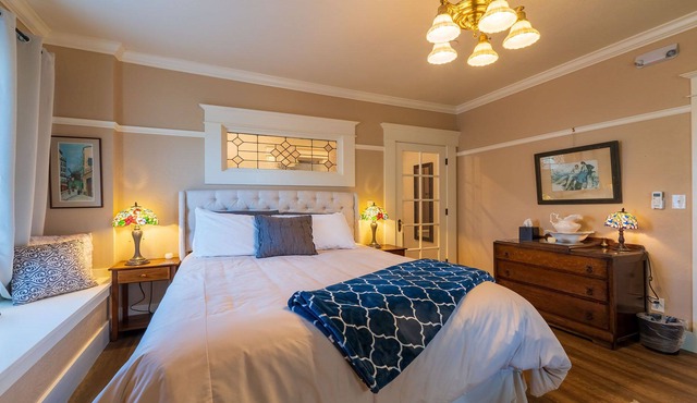BookStayHop-RedTail Louisa Suite~Hot Tub, Tesla Station