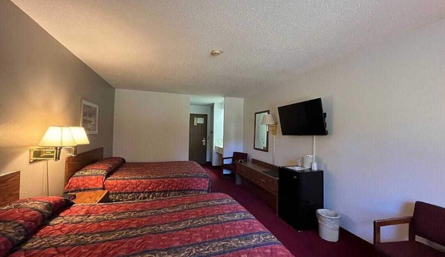 Boulder Bear Motor Lodge - Two Queen Beds 105 Front in Boulder Junction