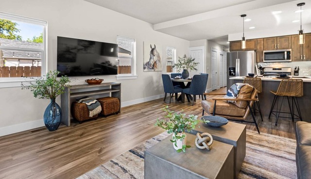 Brand New Dog-Friendly Getaway! Perfectly Positioned for Boise Adventures! Walk to Grocery & More!