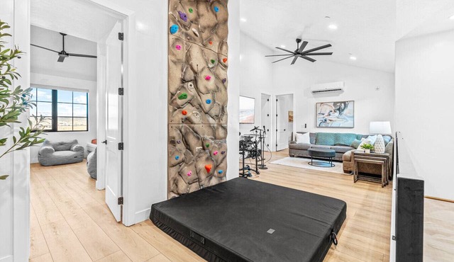 BRAND NEW Havenrock! Pool Table, Spacious courtyard, Rock Wall and the best for music lovers!