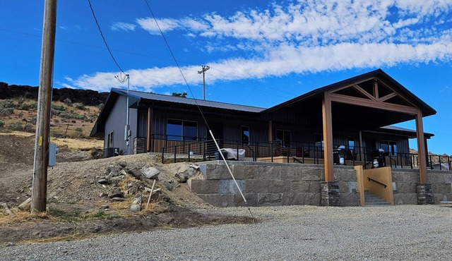 Brand new Picturesque, 2 Bedroom Duplex with AC and WiFi in delightful Albion