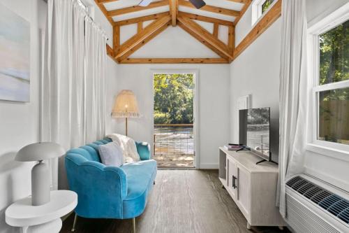 Breezy - Riverfront Tiny Home, King Bed, and Deck! in Sylva