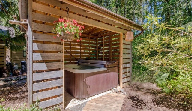 Bright and Cozy- Pet-friendly Home Hot Tub, Pool