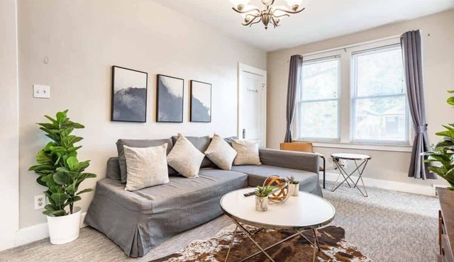 Bright, Beautiful 2BR Top-Floor Duplex Bungalow!