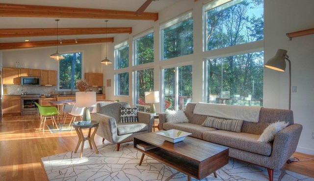 Bright, Contemporary, Private, Walk to Shops, Cafe and Beaches