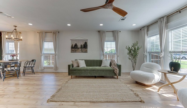 Bright Ivory Studio Getaway- Walk Shops & Dining in Midlothian