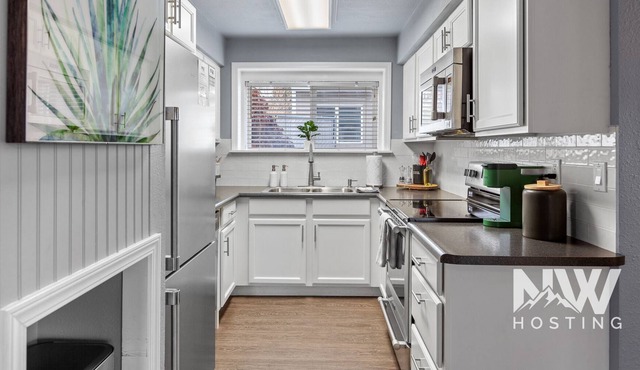 Bright + Modern | Pet Friendly | Sleeps 5