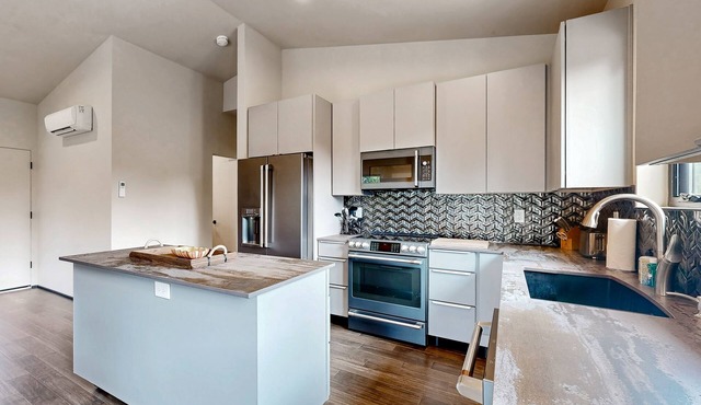 Bright, newly built home with great deck, near Nike & central Beaverton