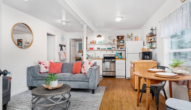 Bright & Trendy Cottage Close to Downtown Albany & Near OSU, Sleeps 4
