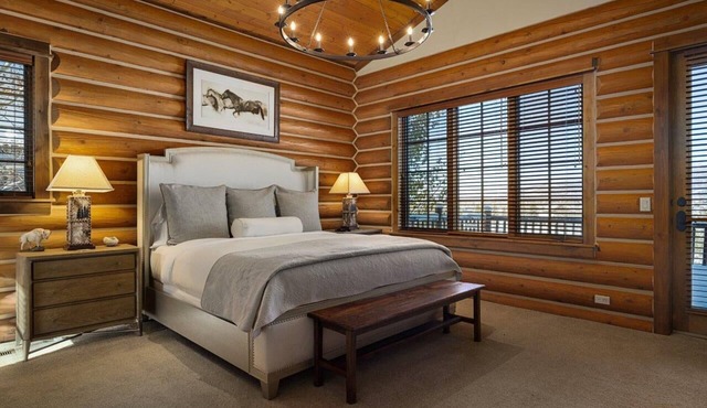 Bronze Buffalo Club Cabin enjoys private resort amenities