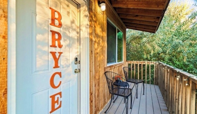 Bryce, Zion Canyon Themed Cabin, Complimentary Breakfast, Hot Tubs, Dogs Welcome